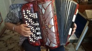 Сравнение простого баяна Barcarole Professional и Barcarole Professional с итальянскими голосами