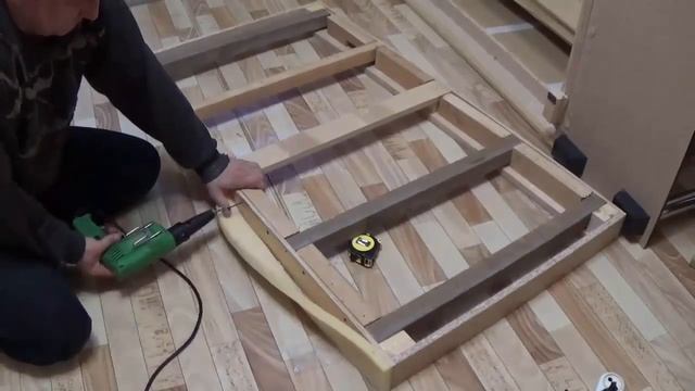 Замена пружин на халтурном диване фанерой смотреть онлайн