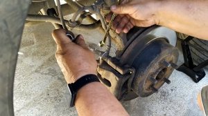 Замена тормозных колодок на задних колесах а.м. Л.Р. Фрилендер 2 (2012 год, 190 л.с. дизель)