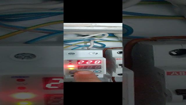 Реле напряжения и тока 63А смотреть онлайн