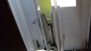 Криво закрутили саморезы в пластиковое окно