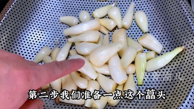 泡菜壇生花，放白酒不管用，四川人教你技巧，壇水清澈一點不生花【美食渝儿】#泡菜 #泡菜除生花 #泡菜的做法 #pickle