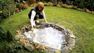 ДЕКОРАТИВНЫЙ МИНИ  ПРУДИК СВОИМИ РУКАМИ...  ЛЕГКО И  БЫСТРО! Ландшафтный дизайн своими руками..mp4