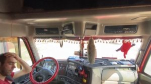 Влез в кабину настоящего американского грузовика и офигел! Обзор Freightliner с пробегом в 1,8 млн