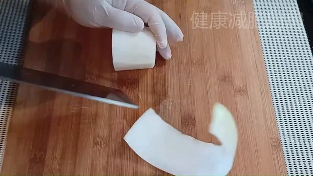 牛肉丸子，这么做软滑，鲜嫩，Q弹，再配上萝卜条和粉丝，营养丰富，保健健康，老少皆宜，更适合健身减肥的人群，大家一起试试吧，保证您和您的家人都喜欢。