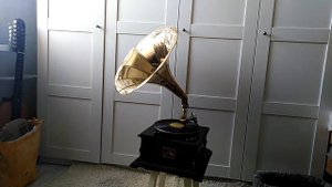 "Не корите, меня не броните!" Играет граммофон HIS MASTER VOICE.