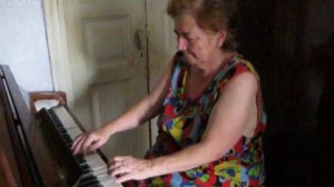 Бабушка Света играет на пианино