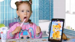 Злата и её смешной говорящий Кот Джинджер чистят зубы, умываются и завтракают.