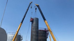 Монтаж резервуара , двумя автокранами XCMG 65 тонн 25 тонн