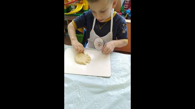 Гриша готовит булочки осминожки в саду в свои 5 лет. смотреть онлайн