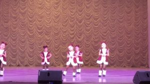 Первое выступление Рианы на сцене. Танец бурундуков. Dance for children.