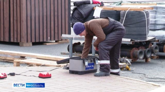 Билеты бесплатные, а вместимость до 500 посетителей: в Ярославле начали монтаж катка смотреть онлайн