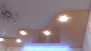 Бежевый натяжной потолок