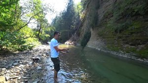 РЫБАЛКА НА ФОРЕЛЬ В ГОРНЫХ РЕКАХ ГОТОВЛЮ УХУ ИЗ ФОРЕЛИ