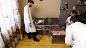 Реакция собаки на диван из колбасы!