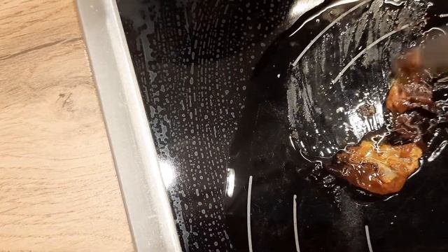 как и чем отмыть убежавшее и прикипевшее молоко?