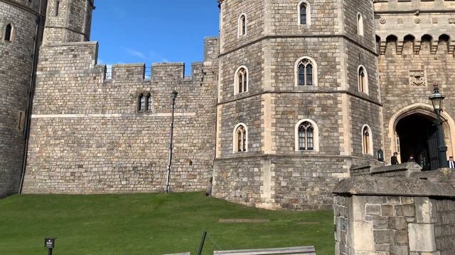 Windsor Castle. Walkthrough 4K. Royal standard flying #Windsor смотреть онлайн