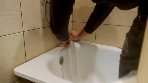 Как приклеить бордюрную ленту в ванной?