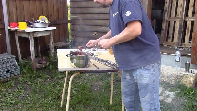 А давайте пожарим шашлык, из свиной шеи на мангале. смотреть онлайн
