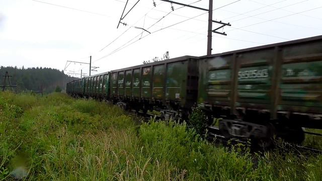 ВЛ11-038 с грузовым поездом под проливным дождем смотреть онлайн