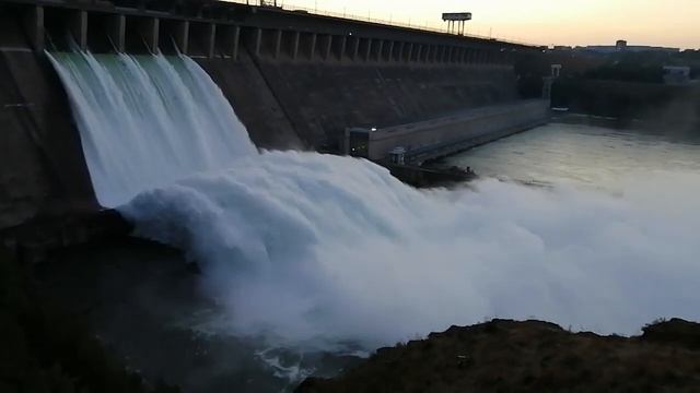 Сброс воды на Братской ГЭС в 2021 году смотреть онлайн