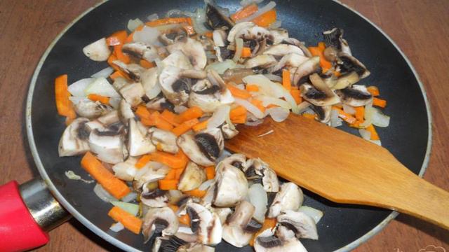 Картофельный суп со свининой и шампиньонами