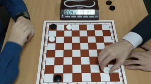 Три дамки против дамки с простой шашкой на h8.