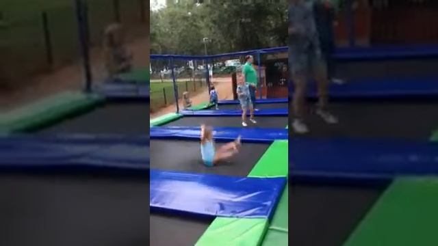 Игорек прыгает на батуте смотреть онлайн