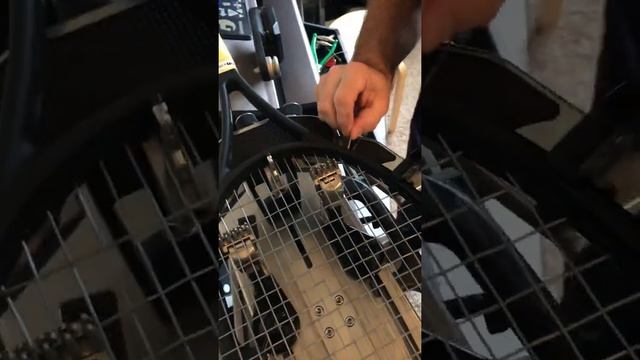 Как закончить натяжку теннисной ракетки. смотреть онлайн