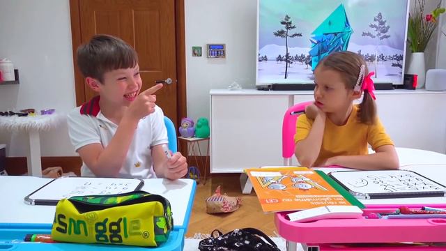 Макс и Катя играют в школу и едят нездоровую еду