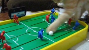 Марсик учится играть в настольный футбол