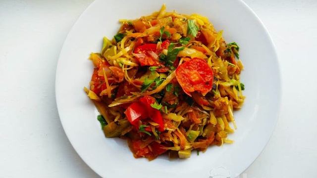 Тушеная капуста с кабачками и помидорами на сковороде
