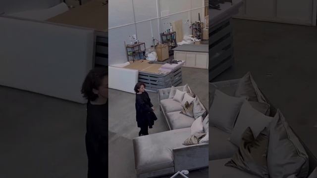 Элегантный угловой диван в гостиную. Дизайнерская мебель от ателье Манифесто. Мебельное производств смотреть онлайн