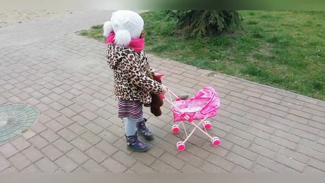 Заботливая мама* На прогулке