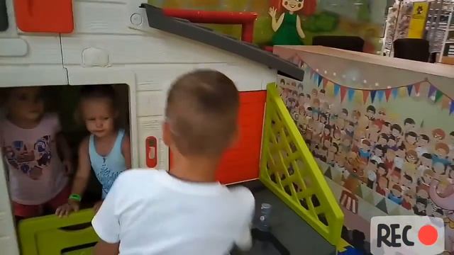 детское видео- Ярик озоРнИК на детской площадке в Сочи Vlog. смотреть онлайн