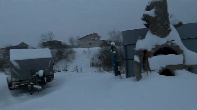 Забор из арт бетона зимой. Декоративная штукатурка на стену в морозы и снег.