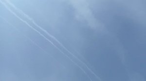 Самолёты что-то распыляют на нас. Травят чем-то?