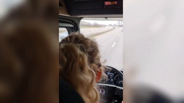 БЛОНДИНКА ВПЕРВЫЕ ЗА РУЛЁМ ФУРЫ! Настоящие первые впечатления и ЭМОЦИИ начинающей ДАЛЬНОБОЙЩИЦЫ!
