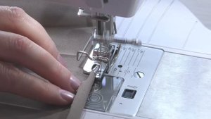 Как обработать низ юбки плиссе или гофре. Брюки из юбки гофре. Обработка узким швом лапкой Улиткой