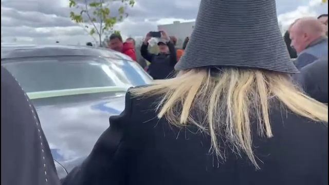 Алла Пугачева уехала с кладбища, проигнорировав поклонников