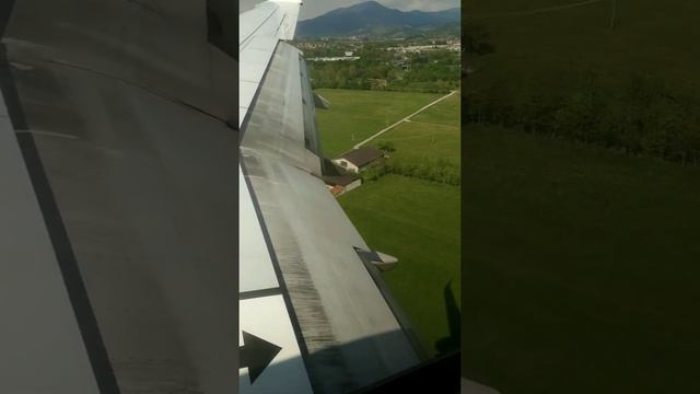 Landing at Milano Bergamo airport ( 2019 ) смотреть онлайн