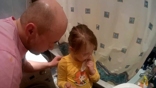 Вырываем первый молочный зуб #ПапиныБудни смотреть онлайн