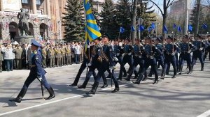 Рота почетного караула на возложении цветов к памятнику Жукову в Екатеринбурге