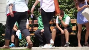 Девка с яйцами