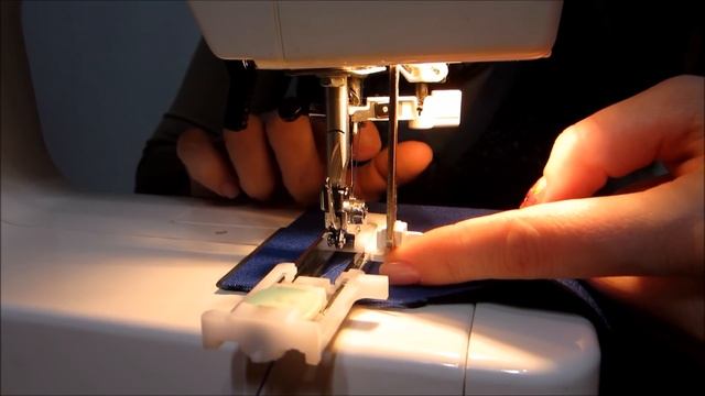 Как сделать ПЕТЛЮ ДЛЯ ПУГОВИЦЫ - Выполнение петли автомат. Швейная машина Janome смотреть онлайн