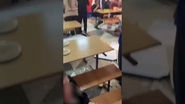 В школьной столовой обрушился потолок