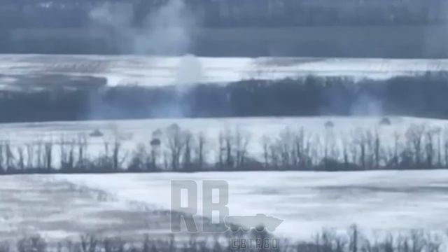 Российская бронетехника атакует позиции украинских боевиков.