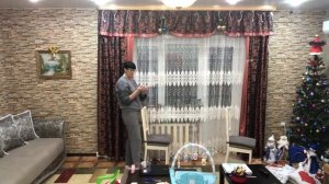 Вешаем гирлянду-штору.