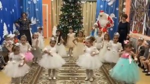 Танец бусинок на новогоднем утреннике в средней группе