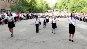 Флеш моб 11 класса с первоклассниками  школа 119 г. Донецк